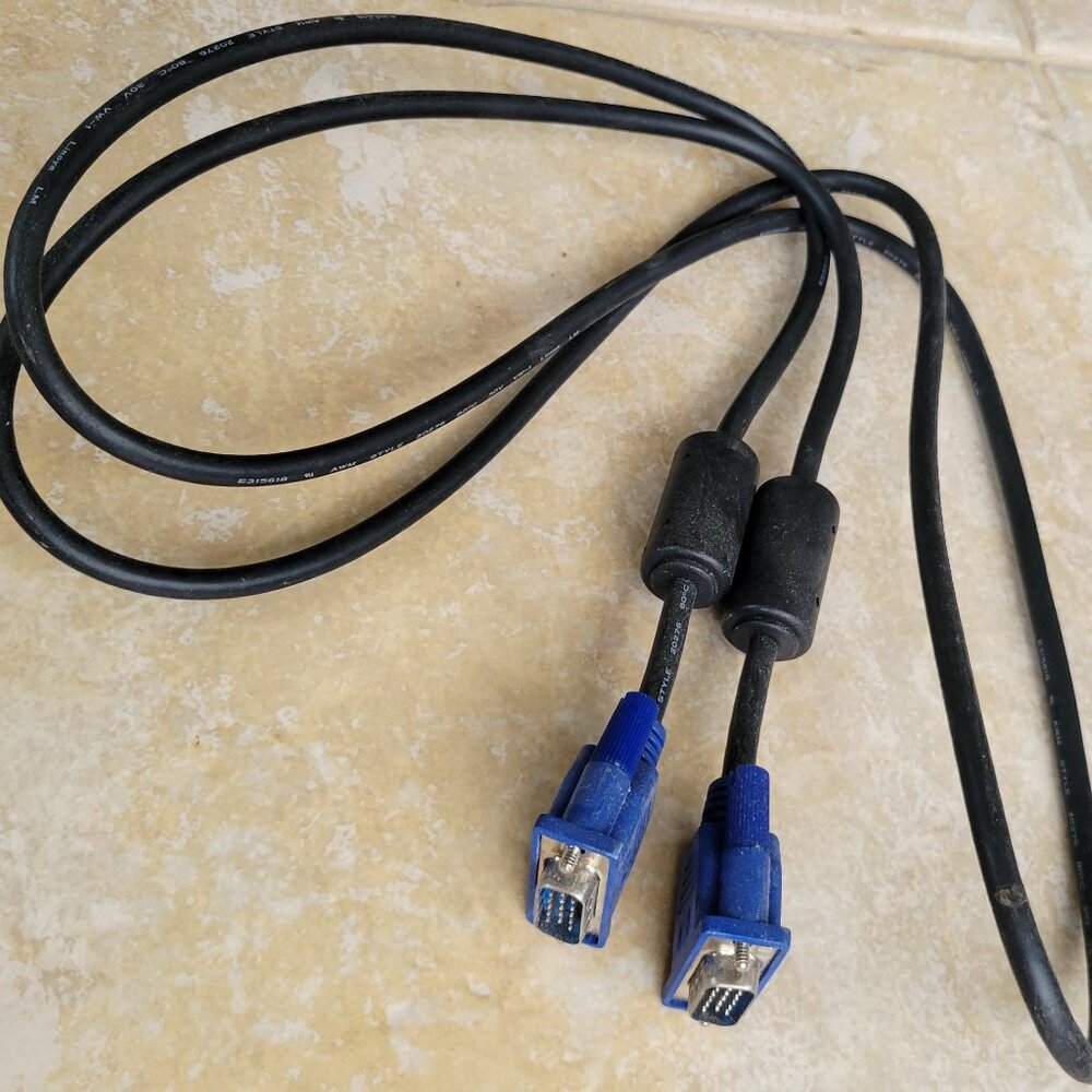 VGA Monitor Cable, Male to Male, 15-Pin SVGA Video Cord with Dual Ferrite Cores